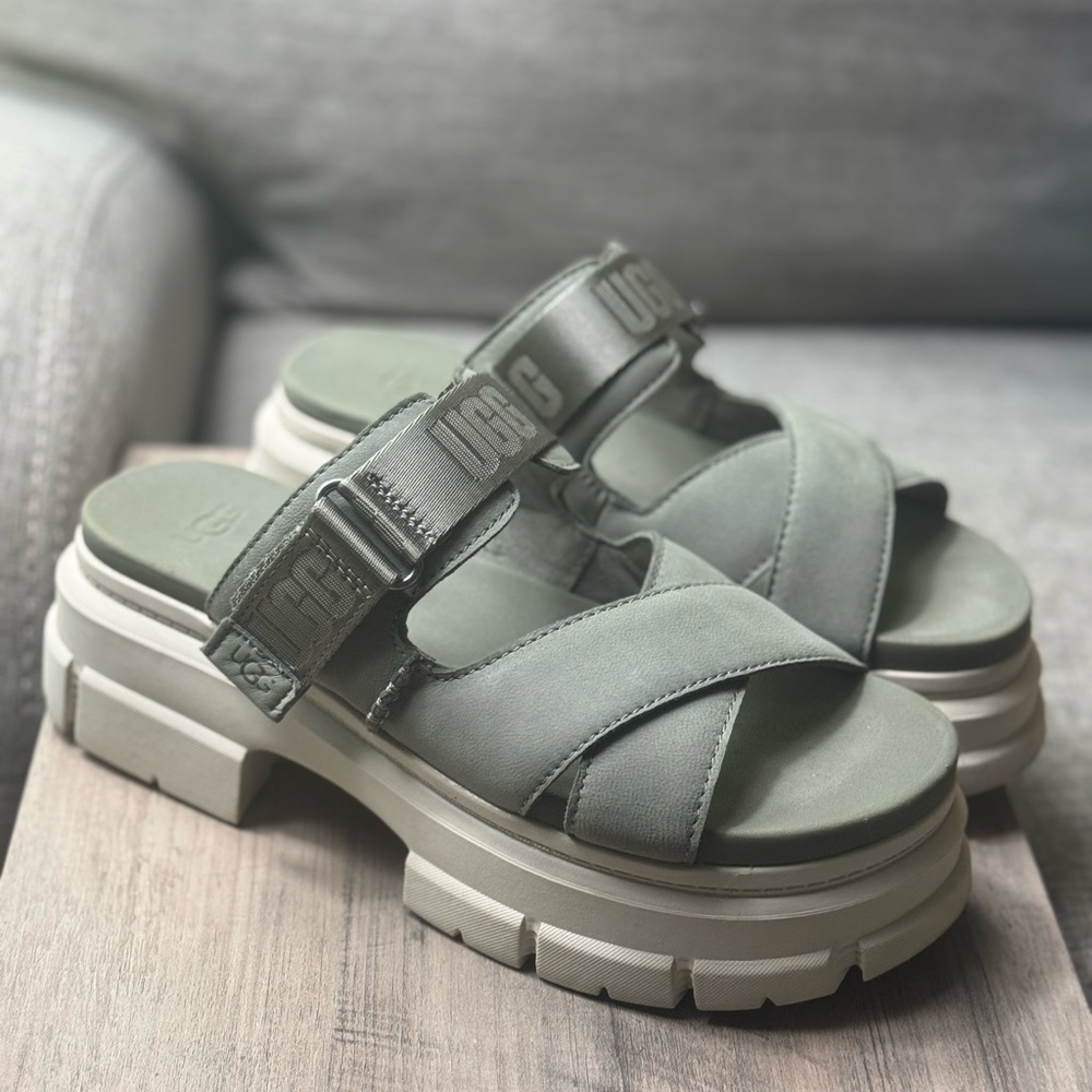 Ugg Ashton Sandal Women’s Size 8.5 Army Green Cream Open Toe